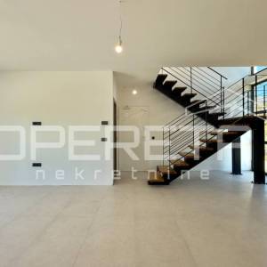 Stan sa tri spavaće sobe, prizemlje, drugi red do mora, Rovanjska