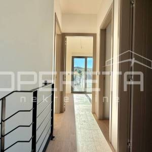 Stan sa tri spavaće sobe, prizemlje, drugi red do mora, Rovanjska