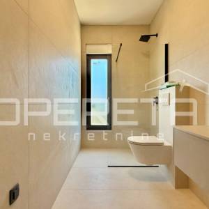 Stan sa tri spavaće sobe, prizemlje, drugi red do mora, Rovanjska