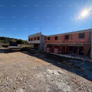 Stan u izgradnji. Novi objekt, blizina centra cca 2 km. Udaljenost od grada Medulina 8 km.