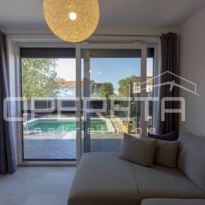 Stan u prizemlju s grijanom bazenom.