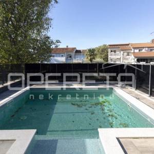 Stan u prizemlju s grijanom bazenom.