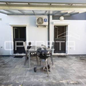 Stan u prizemlju s grijanom bazenom.