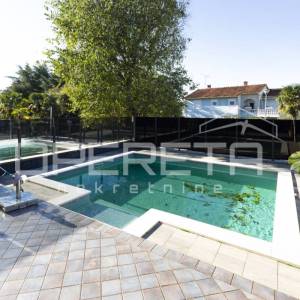 Stan u prizemlju s grijanom bazenom.