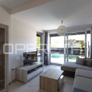 Stan u prizemlju s grijanom bazenom.