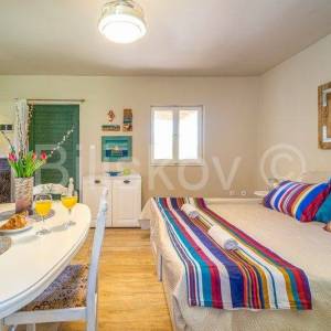 Stari Grad,  kuća 51 m2 sa maslinikom 2300 m2