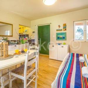 Stari Grad,  kuća 51 m2 sa maslinikom 2300 m2