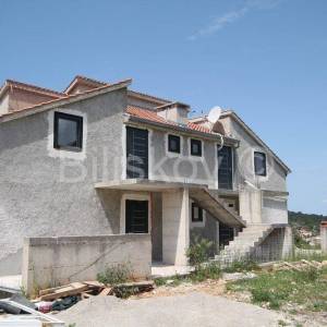 Stivašnica, objekt u izgradnji sa 3 apartmana, prodaja