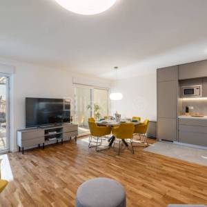 Strožanac najam luksuzan stan vrt parking