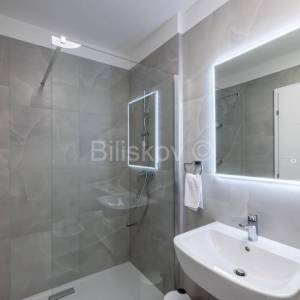 Strožanac najam luksuzan stan vrt parking