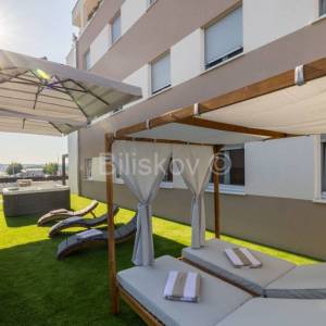 Strožanac najam luksuzan stan vrt parking