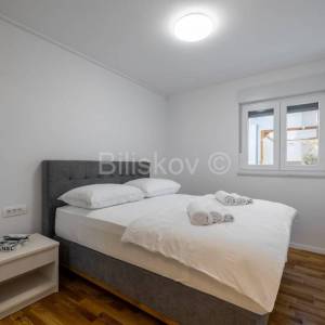 Strožanac najam luksuzan stan vrt parking