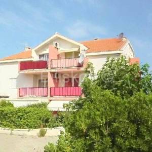 Supetar, Brač, jednosoban stan s parkingom i garažom