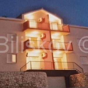 Supetar, Brač, jednosoban stan s parkingom i garažom