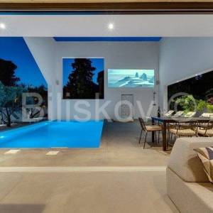 Supetar, otok Brač - luksuzna vila s grijanim bazenom