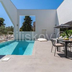 Supetar, otok Brač - luksuzna vila s grijanim bazenom