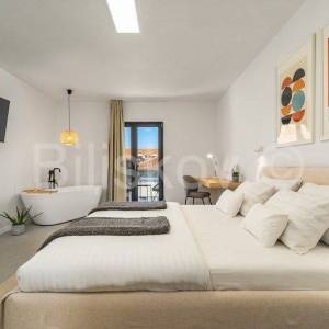 Supetar, otok Brač - luksuzna vila s grijanim bazenom