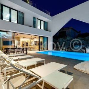 Supetar, otok Brač - luksuzna vila s grijanim bazenom