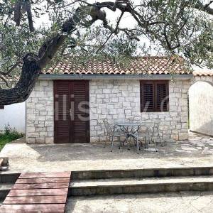 Supetar - samostojeća kuća prizemnica i studio apartman