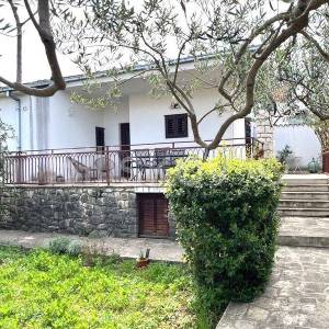 Supetar - samostojeća kuća prizemnica i studio apartman