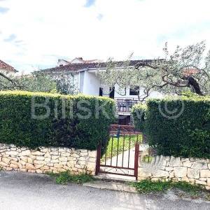 Supetar - samostojeća kuća prizemnica i studio apartman
