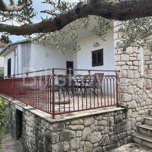 Supetar - samostojeća kuća prizemnica i studio apartman