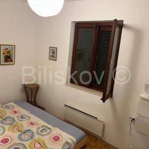 Supetar - samostojeća kuća prizemnica i studio apartman