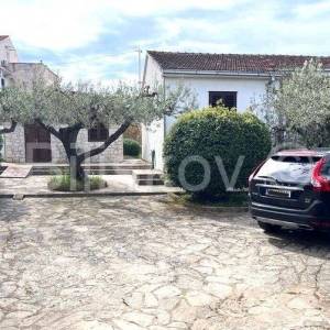 Supetar - samostojeća kuća prizemnica i studio apartman