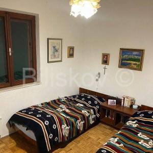 Supetar - samostojeća kuća prizemnica i studio apartman