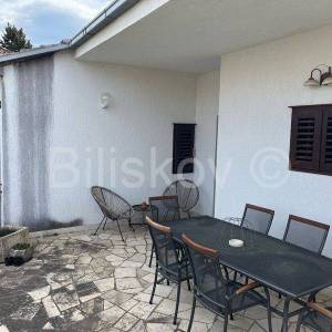 Supetar - samostojeća kuća prizemnica i studio apartman