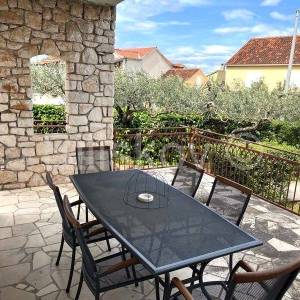 Supetar - samostojeća kuća prizemnica i studio apartman