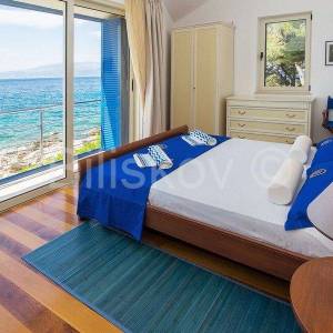 Supetar, samostojeća kuća prvi red uz more