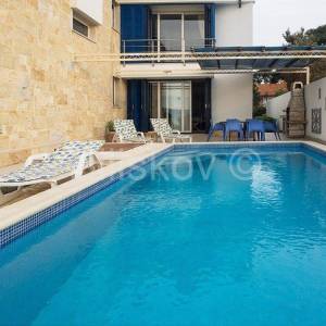 Supetar, samostojeća kuća prvi red uz more