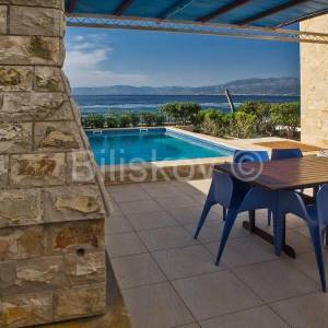 Supetar, samostojeća kuća prvi red uz more