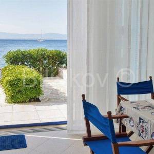 Supetar, samostojeća kuća prvi red uz more