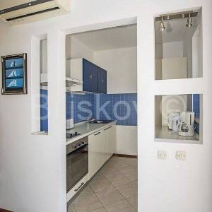 Supetar, samostojeća kuća prvi red uz more