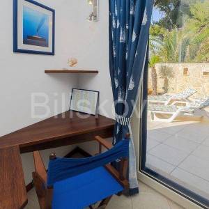 Supetar, samostojeća kuća prvi red uz more