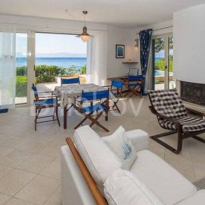 Supetar, samostojeća kuća prvi red uz more