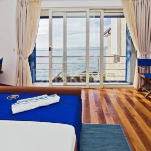 Supetar, samostojeća kuća prvi red uz more