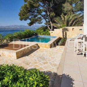 Supetar, samostojeća kuća prvi red uz more