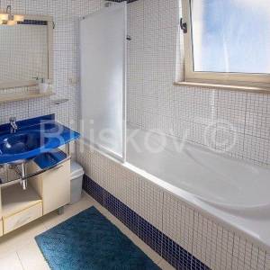 Supetar, samostojeća kuća prvi red uz more