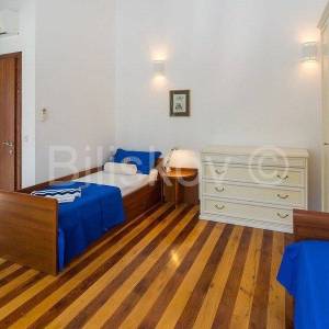 Supetar, samostojeća kuća prvi red uz more