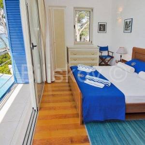 Supetar, samostojeća kuća prvi red uz more