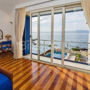 Supetar, samostojeća kuća prvi red uz more