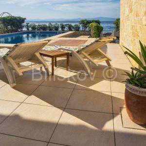 Supetar, samostojeća kuća prvi red uz more