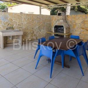 Supetar, samostojeća kuća prvi red uz more