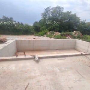 TINJAN – Kuća u izgradnji s bazenom i velikom parcelom u srcu Istre