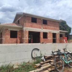 TINJAN – Kuća u izgradnji s bazenom i velikom parcelom u srcu Istre