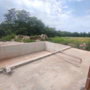 TINJAN – Kuća u izgradnji s bazenom i velikom parcelom u srcu Istre