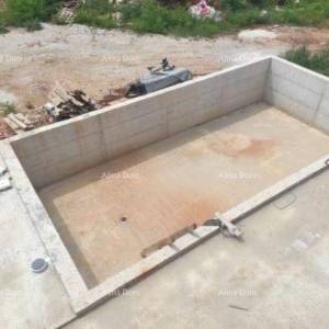 TINJAN – Kuća u izgradnji s bazenom i velikom parcelom u srcu Istre